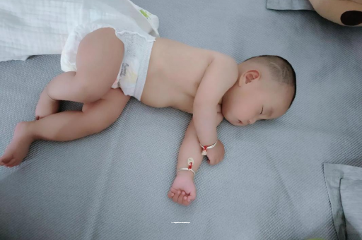 河间三个月宝宝抬头不稳
